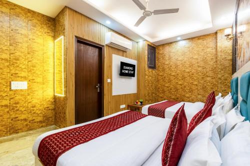 hotel diamond stay 10 minutes walking from nizamuddin railway station