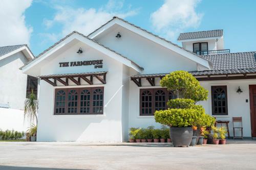 The Farmhouse,,3 star