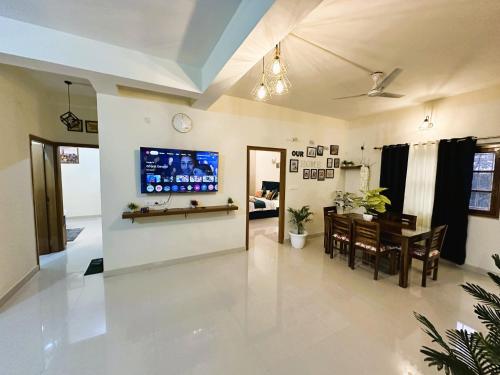 Zoomstay 3Bhk Apartments,,5 star