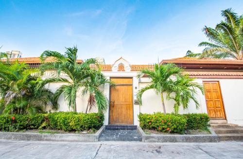 seaside villa 2 pools beach at 50m