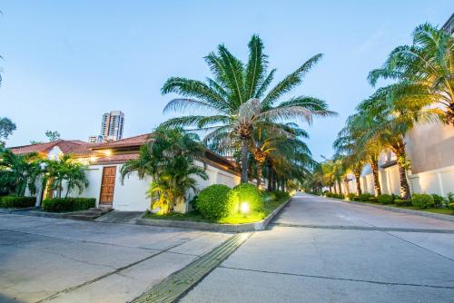 seaside villa 2 pools beach at 50m