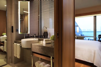 renaissance hong kong harbour view hotel