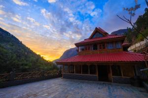 tirthan village resort