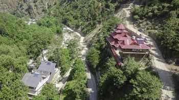 tirthan village resort