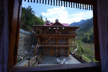 tirthan village resort