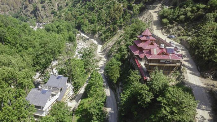 tirthan village resort