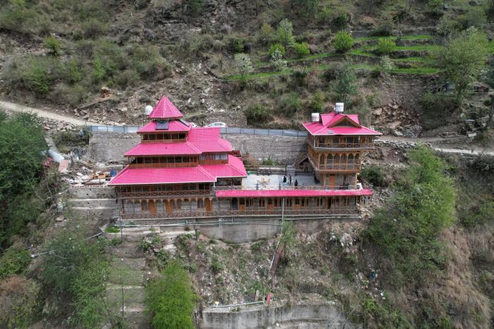 tirthan village resort