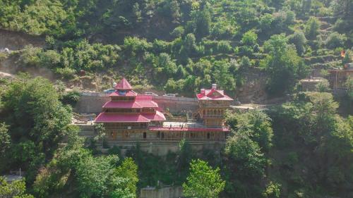 tirthan village resort