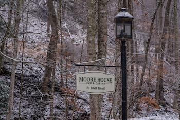 Moore House Inn & Cabins,,2 star