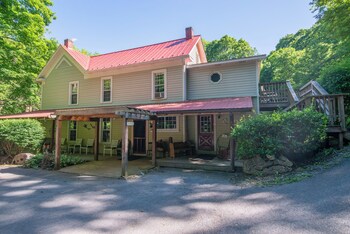 Moore House Inn & Cabins,,2 star