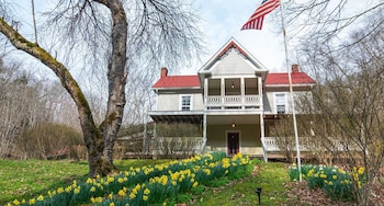 Moore House Inn & Cabins,,2 star