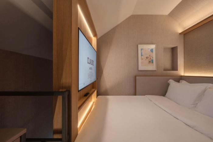 claude hotel