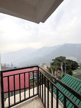 kings palace gangtok mountain view