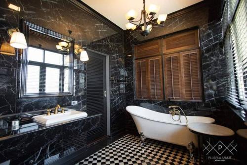 plubpla samut white villas