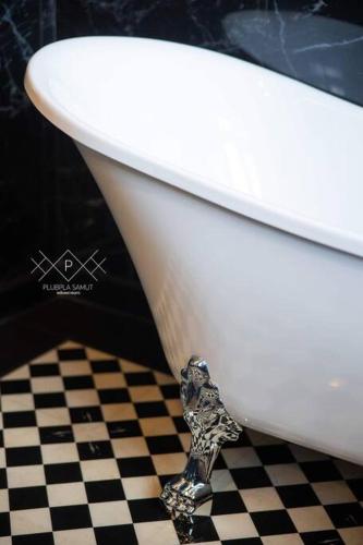 plubpla samut white villas