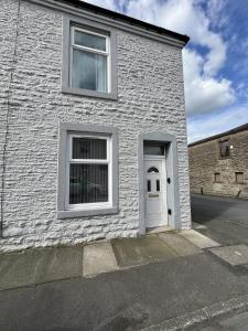 modernised 3 bedroom blackburn townhouse sleeps 6