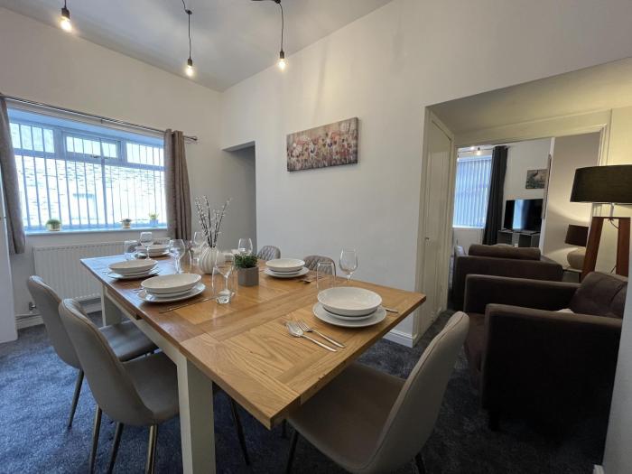 modernised 3 bedroom blackburn townhouse sleeps 6