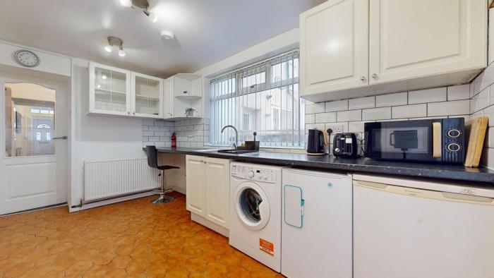 modernised 3 bedroom blackburn townhouse sleeps 6