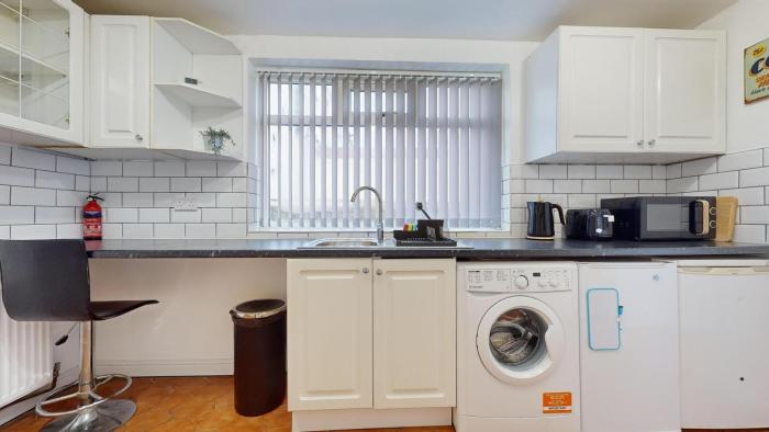 modernised 3 bedroom blackburn townhouse sleeps 6