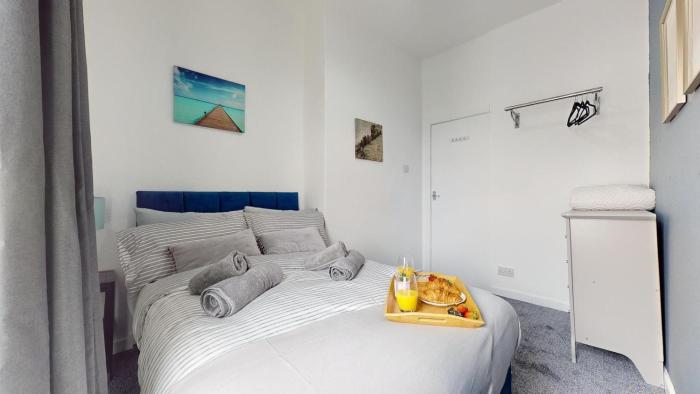 modernised 3 bedroom blackburn townhouse sleeps 6