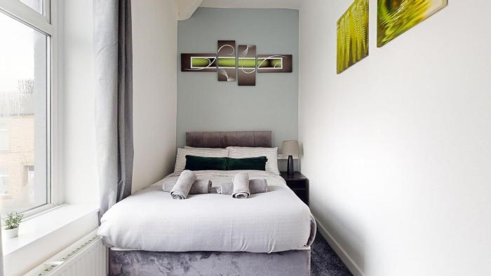 modernised 3 bedroom blackburn townhouse sleeps 6