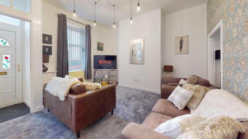 modernised 3 bedroom blackburn townhouse sleeps 6