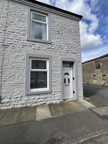 modernised 3 bedroom blackburn townhouse sleeps 6