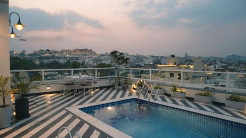 Hotel Naren Villa,,5 star