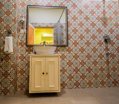 sheel mahal close to hawa mahal