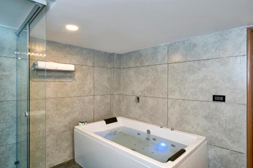 Serene Horizon,,5 star