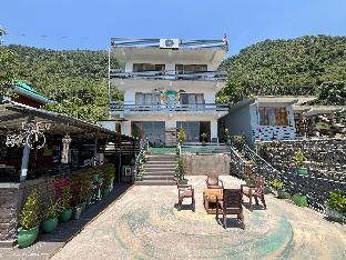 Hide Out Stays,,3 star