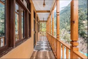 blue sky home jibhi