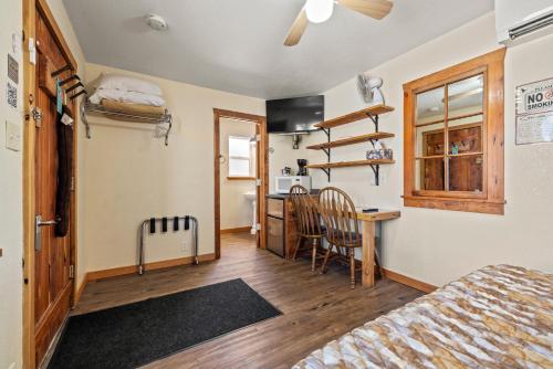 Wild Goose Lodge,105 E Court Dr,2 star