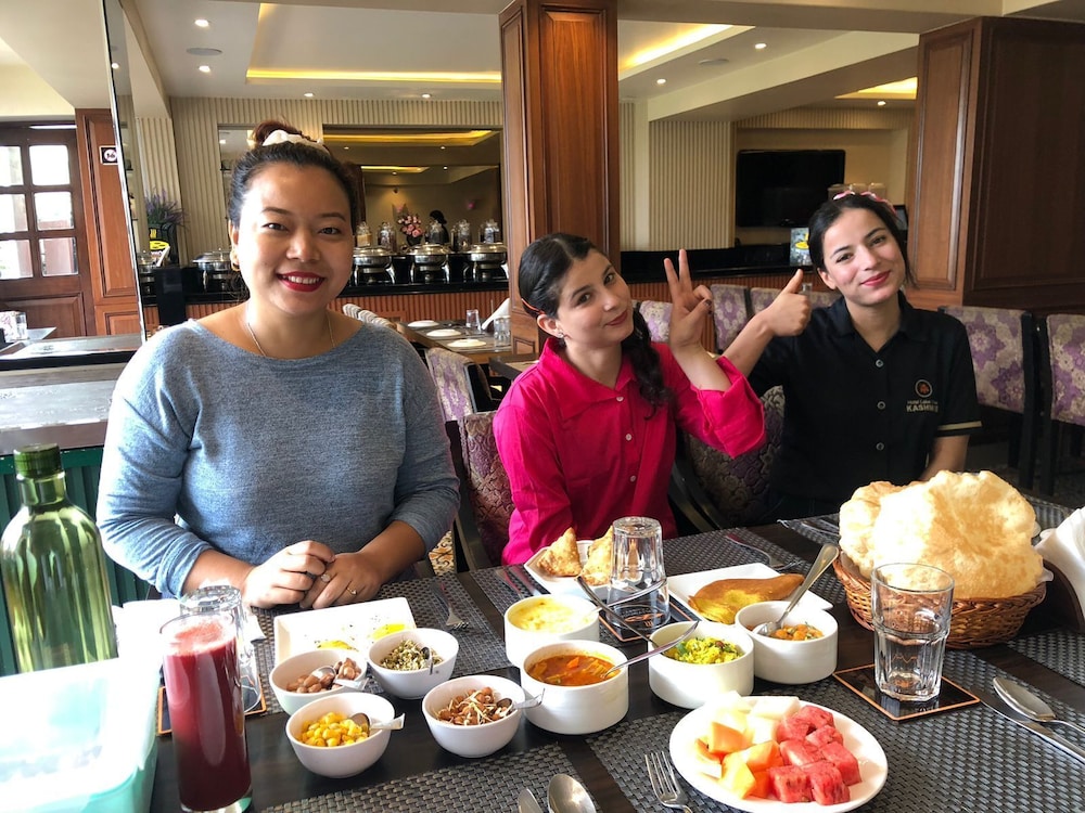 hotel lake view kashmir