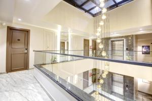 saltstayz premier near golf course road and sector 57