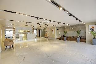 saltstayz premier near golf course road and sector 57