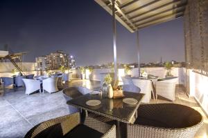 saltstayz premier near golf course road and sector 57