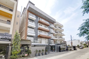 saltstayz premier near golf course road and sector 57