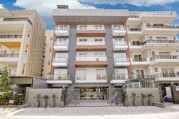 saltstayz premier near golf course road and sector 57