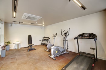 saltstayz premier near golf course road and sector 57