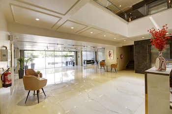 saltstayz premier near golf course road and sector 57