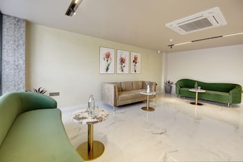 saltstayz premier near golf course road and sector 57