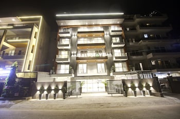 saltstayz premier near golf course road and sector 57