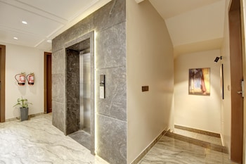 saltstayz premier near golf course road and sector 57