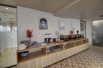 saltstayz premier near golf course road and sector 57