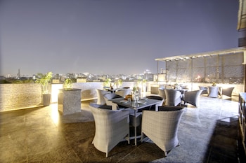 saltstayz premier near golf course road and sector 57