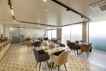 saltstayz premier near golf course road and sector 57