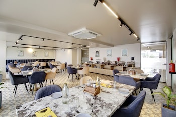 saltstayz premier near golf course road and sector 57