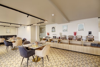 saltstayz premier near golf course road and sector 57