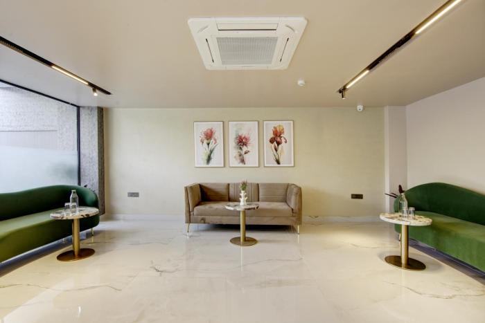 saltstayz premier near golf course road and sector 57